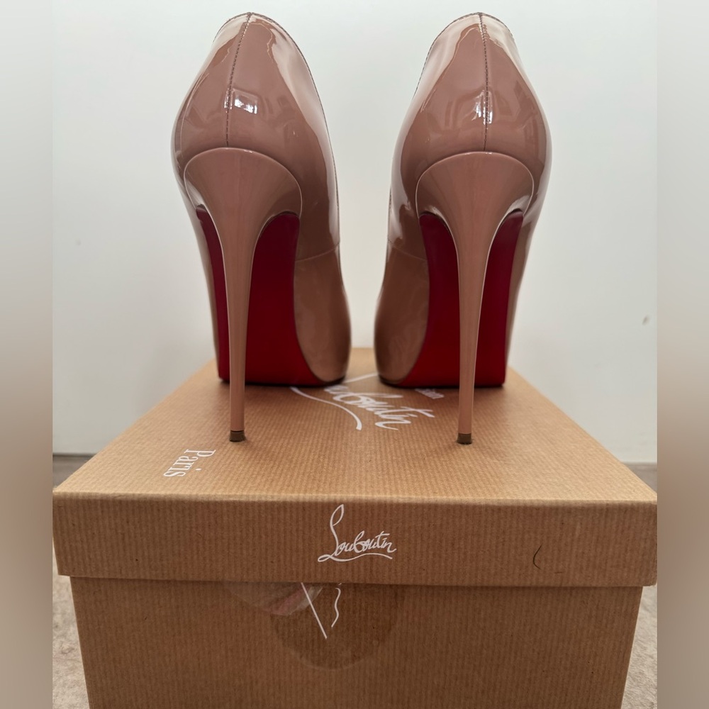 Christian Louboutin New Very Prive 120 in Patent Nude - Picture 3 of 8